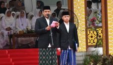 Gubernur Sumatera Utara Bobby Afif Nasution (kiri) memimpin apel akbar Peringatan Hari Santri Tingkat Provinsi Sumut 2025 di Lapangan Merdeka Binjai, Jalan Jenderal Sudirman Binjai, Sumut, Rabu (22/10/2025).