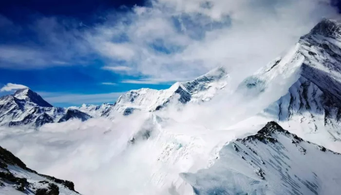 Badai Salju di Tibet dan Qinghai: Satu Pendaki Tewas, Ratusan Masih Dievakuasi dari Lereng Everest