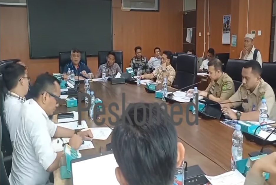 Rapat Dengar Pendapat Komisi III DPRD Medan dengan Bapenda Medan membahas ketidaksesuaian pajak hiburan dan kasus Irian Supermaret yang tidak membayar pajak.