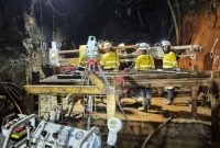 Tim penyelamat tambang bawah tanah PT Freeport Indonesia menggunakan berbagai peralatan berupaya menyelamatkan tujuh pekerja tambang yang masih terjebak di area tambang bawah tanah Grasberg Block Cave (GBC) Tembagapura.