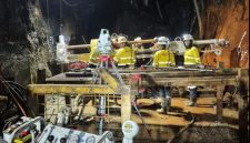 Tim penyelamat tambang bawah tanah PT Freeport Indonesia menggunakan berbagai peralatan berupaya menyelamatkan tujuh pekerja tambang yang masih terjebak di area tambang bawah tanah Grasberg Block Cave (GBC) Tembagapura.