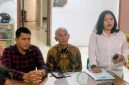 Direktur LBH Medan Irvan Saputra (kiri) bersama serta keluarga Nico Saragih melakukan konferensi pers terkait temuan kejanggalan pasca Pra-rekonstruksi dalam kasus kematian wartawan Nico. Foto: Topikseru.com/Agus Sinaga