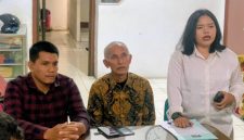 Direktur LBH Medan Irvan Saputra (kiri) bersama serta keluarga Nico Saragih melakukan konferensi pers terkait temuan kejanggalan pasca Pra-rekonstruksi dalam kasus kematian wartawan Nico. Foto: Topikseru.com/Agus Sinaga