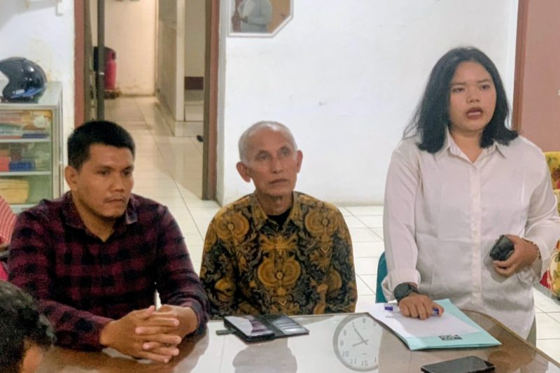 Direktur LBH Medan Irvan Saputra (kiri) bersama serta keluarga Nico Saragih melakukan konferensi pers terkait temuan kejanggalan pasca Pra-rekonstruksi dalam kasus kematian wartawan Nico. Foto: Topikseru.com/Agus Sinaga