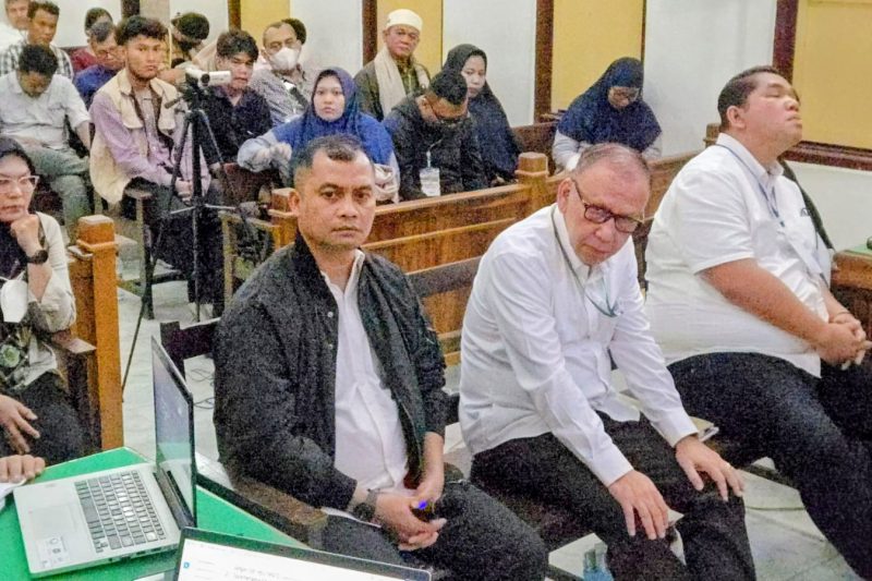 Eks Kapolres Tapsel AKBP Yasir Ahmadi bersama saksi lainnya dihadirkan di persidangan lanjutan perkara dugaan suap proyek peningkatan jalan provinsi ruas Hutaimbaru–Sipiongot, Kabupaten Padanglawas Utara (Paluta), di Pengadilan Tipikor Medan, Rabu (1/10/2025). Foto: Topikseru.com/Agustian