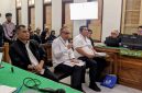 Mantan Pj Sekda Pemprovsu, Effendy Pohan dihadirkan bersama saksi lainnya memberikan keterangan terkait dugaan suap proyek Jalan Hutaimbaru-Sipiongot di Paluta, Rabu (1/10/2025). Foto: Topikseru.com/Agustian