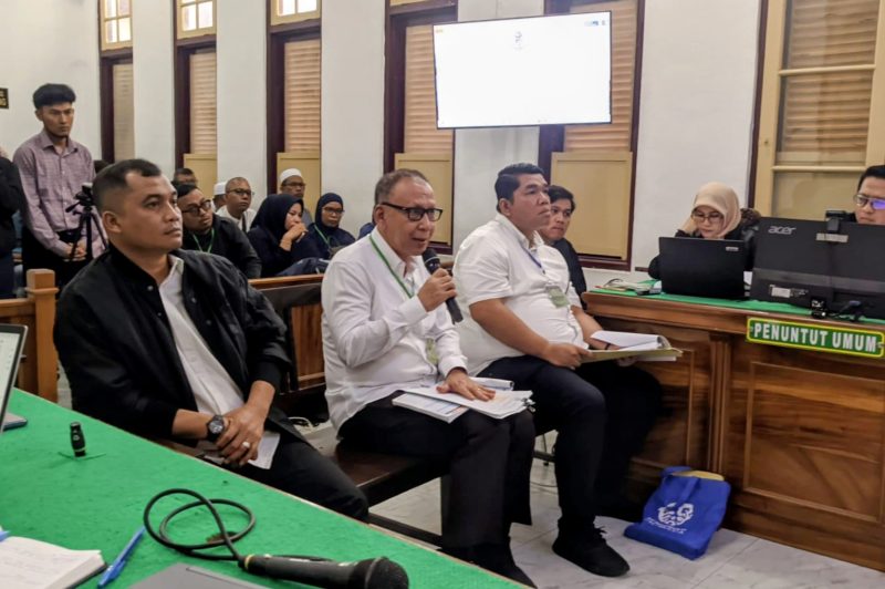 Mantan Pj Sekda Pemprovsu, Effendy Pohan dihadirkan bersama saksi lainnya memberikan keterangan terkait dugaan suap proyek Jalan Hutaimbaru-Sipiongot di Paluta, Rabu (1/10/2025). Foto: Topikseru.com/Agustian