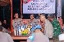 Kapolres Asahan AKBP Revi Nurvelani saat berbincang dengan warga di Satkamling Induk Asahan. Foto: Dok.Humas Polres Asahan