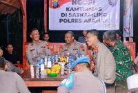 Kapolres Asahan AKBP Revi Nurvelani saat berbincang dengan warga di Satkamling Induk Asahan. Foto: Dok.Humas Polres Asahan
