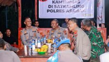 Kapolres Asahan AKBP Revi Nurvelani saat berbincang dengan warga di Satkamling Induk Asahan. Foto: Dok.Humas Polres Asahan
