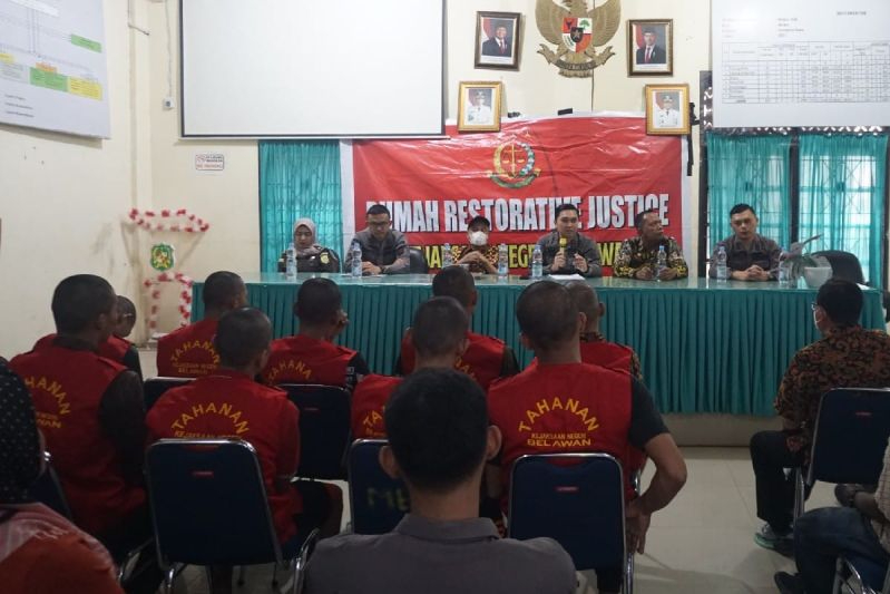 Suasana kegiatan penerapan keadilan restoratif oleh Kejaksaan Tinggi Sumatera Utara untuk menghentikan perkara 21 tersangka kasus dugaan pencurian, di Medan, Senin (6/10/2025)