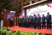 Gubernur Aceh, Muzakir Manaf saat melantik pengurus Dewan Ekonomi Aceh (DEA) di Anjong Mon Mata, Aceh, Kamis (9/10/2025).