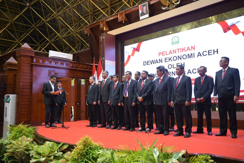 Gubernur Aceh, Muzakir Manaf saat melantik pengurus Dewan Ekonomi Aceh (DEA) di Anjong Mon Mata, Aceh, Kamis (9/10/2025).
