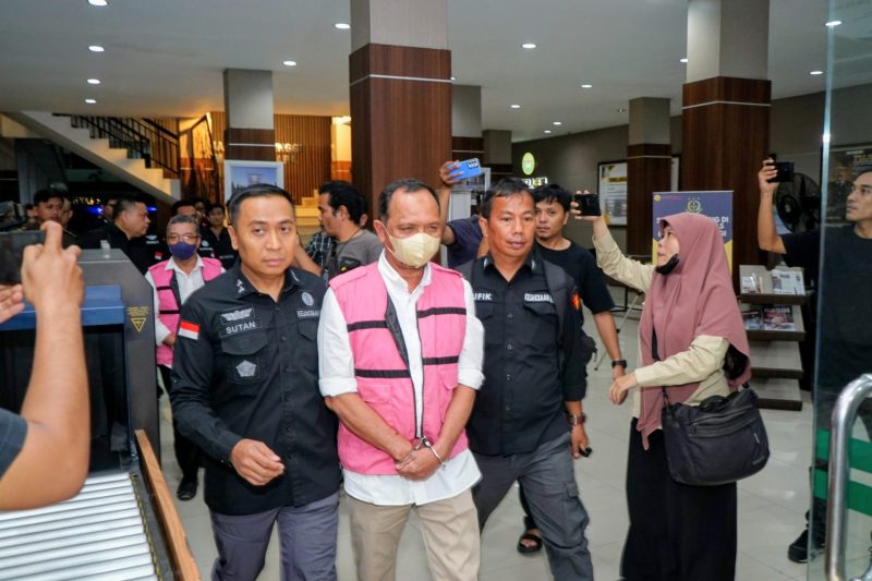 Dua pejabat BPN yang ditahan usai ditetapkan tersangka dugaan korupsi penjualan aset PTPN I. Dok: Penkum Kejati Sumut