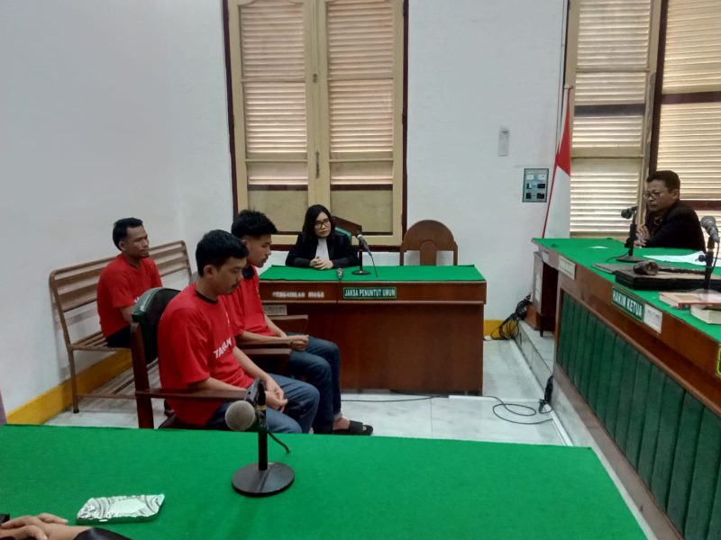 Ketiga terdakwa kurir ganja saat menjalani sidang vonis di Pengadilan Negeri Medan, Kamis (16/10/2025). Foto: Topikseru.com/Agustian
