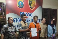 Lurah Perintis Muhammad Fadli dan warga Mawardi (61) berjabat tangan dalam pertemuan perdamaian di Polsek Medan Timur. Wali Kota Medan Rico Tri Putra Bayu Waas mendukung penuh penyelesaian kasus ini secara kekeluargaan. Foto : Dok. Pemko Medan