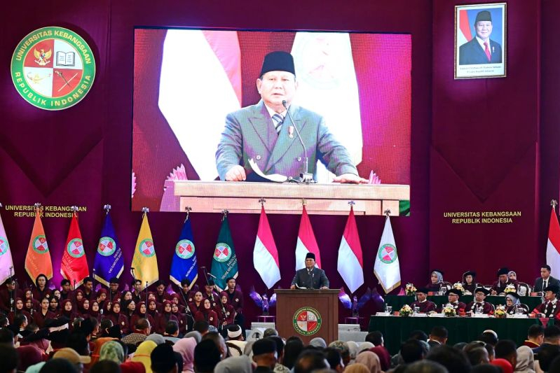Presiden RI Prabowo Subianto berbicara pada Sidang Senat Terbuka di Universitas Kebangsaan Republik Indonesia (UKRI) di Trans Convention Centre, Kota Bandung, Jawa Barat, Sabtu (18/10/2025).