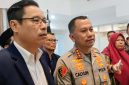Kapolrestabes Medan Kombes Pol Jean Calvijn Simanjuntak berjabat bertemu langsung dengan Ketua DPW NasDem Sumut Iskandar di kantor NasDem Sumut, Kamis (23/10/2025) Foto :Topikseru.com/MangaraWahyudi