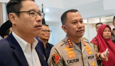 Kapolrestabes Medan Kombes Pol Jean Calvijn Simanjuntak berjabat bertemu langsung dengan Ketua DPW NasDem Sumut Iskandar di kantor NasDem Sumut, Kamis (23/10/2025) Foto :Topikseru.com/MangaraWahyudi