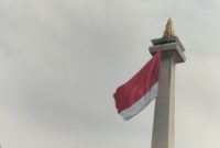 Bendera merah putih terbentang di Monas saat gladi bersih perayaan HUT Ke-80 TNI di Monas, Jakarta Pusat, Jumat (3/10/2025). 
