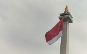 Bendera merah putih robek