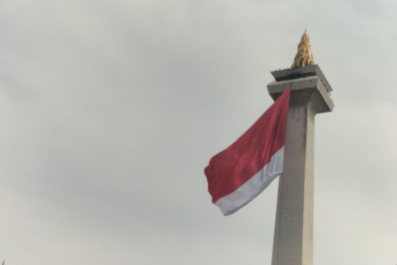 Bendera merah putih robek