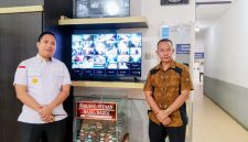 Kepala Kesatuan Pengamanan Rutan Kelas I Medan, Muhammad Harun Al Rasyid bersama Kepala Perwakilan Ombudsman Sumut, Herdensi Adnin. Foto: Topikseru.com/Muchlis