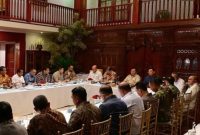 Presiden Prabowo Subianto memimpin rapat terbatas yang diikuti oleh sejumlah menteri dan kepala badan di kediaman pribadi Presiden, Jalan Kertanegara, Jakarta, Minggu (5/10/2025). 