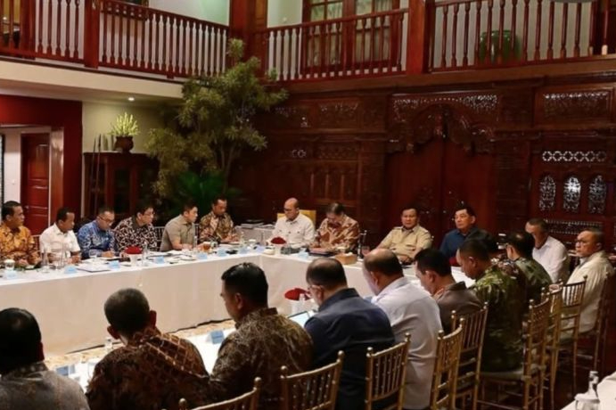 Presiden Prabowo Subianto memimpin rapat terbatas yang diikuti oleh sejumlah menteri dan kepala badan di kediaman pribadi Presiden, Jalan Kertanegara, Jakarta, Minggu (5/10/2025). 