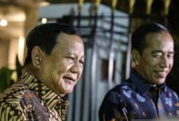 Presiden Prabowo Subianto (kiri) bersama Presiden ke-7 RI Joko Widodo (kanan) menjawab pertanyaan wartawan usai pertemuan di Kertanegara, Jakarta, Jumat (6/12/2024). ANTARA FOTO