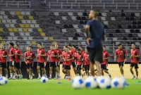 Ilustrasi - Skuad Timnas Indonesia mengikuti latihan resmi jelang pertandingan FIFA Matchday di Stadion Gelora Bung Tomo, Surabaya, Jawa Timur, Kamis (4/9/2025)