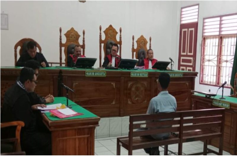 Mantan Pj Kades di Taput, Sardi Sitompul terdakwa korupsi dana desa menjalani sidang tuntutan di Pengadilan Tipikor Medan, Jumat (10/10/2025). Foto: Topikseru.com/Agustian