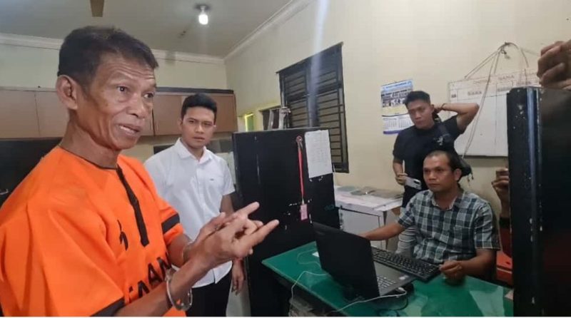 Tersangka Mawardi (61) meminta maaf atas tindakannya mendorong Lurah Perintis, Muhammad Fadli, hingga jatuh ke parit. Polisi telah menahan Mawardi dan menjeratnya dengan Pasal 351 ayat (1) KUHP, namun membuka peluang restorative justice. Foto : Istimewa