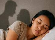 Perempuan muda tidur gelisah dengan bayangan suami selingkuh dengan mantan – arti mimpi suami selingkuh dengan mantan.
