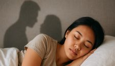 Seorang perempuan muda sedang tertidur dengan gelisah, sementara bayangan suaminya terlihat sedang selingkuh dengan mantan. Ilustrasi ini menggambarkan keresahan dan kecemasan yang muncul dalam mimpi, sesuai dengan tafsir dan arti mimpi suami selingkuh dengan mantan menurut primbon Jawa maupun psikologi modern.