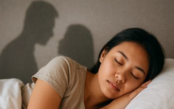 Perempuan muda tidur gelisah dengan bayangan suami selingkuh dengan mantan – arti mimpi suami selingkuh dengan mantan.