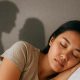 Perempuan muda tidur gelisah dengan bayangan suami selingkuh dengan mantan – arti mimpi suami selingkuh dengan mantan.