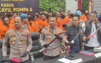 Polrestabes Medan ungkap 103 kasus kejahatan jalanan, polisi tampilkan tersangka dan senjata tajam hasil kejahatan dalam konferensi pers