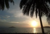 Keindahan matahari terbenam di Pulau Lemukutan, Kalimantan Barat. Pemandangan ini menjadi salah satu daya tarik utama bagi wisatawan yang ingin menikmati suasana tenang dan romantis di tepi pantai.