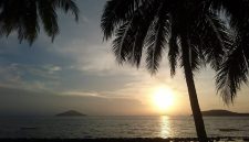 Keindahan matahari terbenam di Pulau Lemukutan, Kalimantan Barat. Pemandangan ini menjadi salah satu daya tarik utama bagi wisatawan yang ingin menikmati suasana tenang dan romantis di tepi pantai.