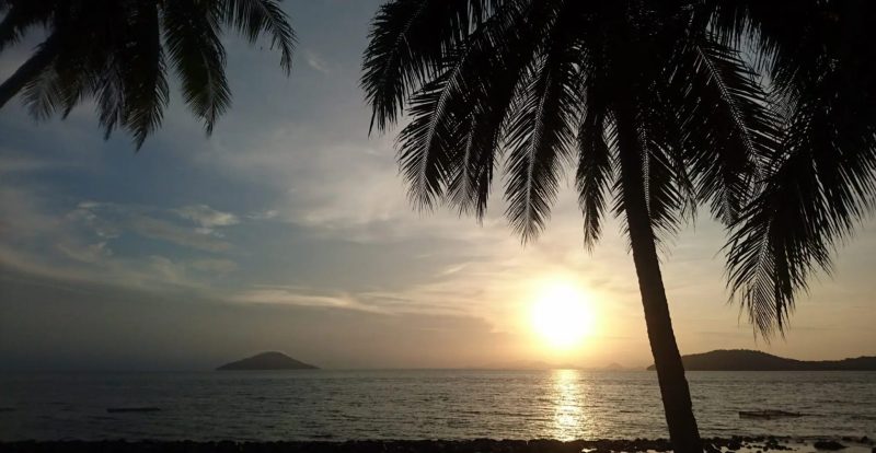 Keindahan matahari terbenam di Pulau Lemukutan, Kalimantan Barat. Pemandangan ini menjadi salah satu daya tarik utama bagi wisatawan yang ingin menikmati suasana tenang dan romantis di tepi pantai.