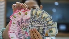 rupiah spot melemah 0,1% dibanding penutupan hari sebelumnya yang berada di level Rp 16.575 per dolar AS.rupiah di pasar spot masih bergerak tipis berada di level Rp 16.586 per dolar Amerika Serikat (AS).