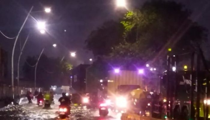 Banjir Rendam Sejumlah Jalan di Jakarta Utara, Motor Warga Mogok Diserbu Genangan