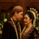 Pengantin adat Jawa dalam upacara pernikahan Wage Pahing dengan busana tradisional dan ornamen klasik Jawa.