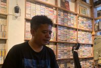 Pemilik Galeri Antik Medan, John Fawer Siahaan, saat ditemui di Jalan HM Joni Medan, Kota Medan, Rabu (1/10/2025). Foto: Topikseru.com/Agus Sinaga
