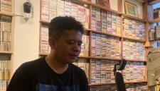 Pemilik Galeri Antik Medan, John Fawer Siahaan, saat ditemui di Jalan HM Joni Medan, Kota Medan, Rabu (1/10/2025). Foto: Topikseru.com/Agus Sinaga