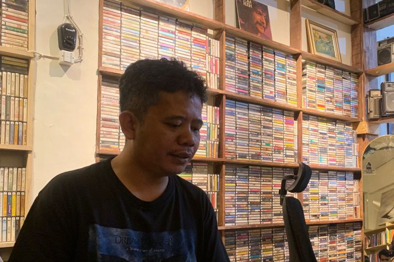Pemilik Galeri Antik Medan, John Fawer Siahaan, saat ditemui di Jalan HM Joni Medan, Kota Medan, Rabu (1/10/2025). Foto: Topikseru.com/Agus Sinaga