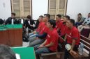 Enam terdakwa pemalsuan dokumen mobil klasik, menjalani sidang putusan di PN Medan, Rabu (2/10/2025) sore. Foto: Topikseru.com/Agustian