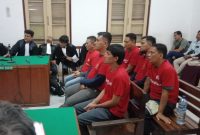 Enam terdakwa pemalsuan dokumen mobil klasik, menjalani sidang putusan di PN Medan, Rabu (2/10/2025) sore. Foto: Topikseru.com/Agustian