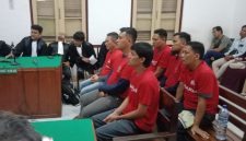 Enam terdakwa pemalsuan dokumen mobil klasik, menjalani sidang putusan di PN Medan, Rabu (2/10/2025) sore. Foto: Topikseru.com/Agustian